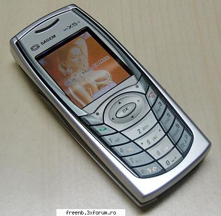 Ce telefon ai? - momentan baraca asta=)) - La Cafenea